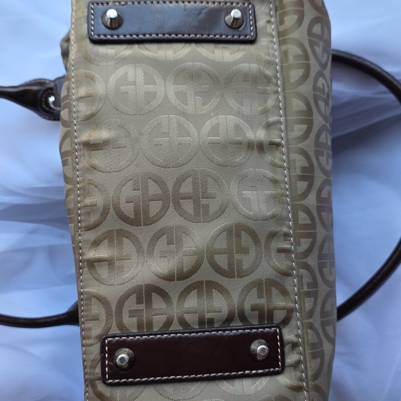 Giani Bernini Elegant Tan Shoulder Bag with Dark Brown Accents - Picture 11 of 12
